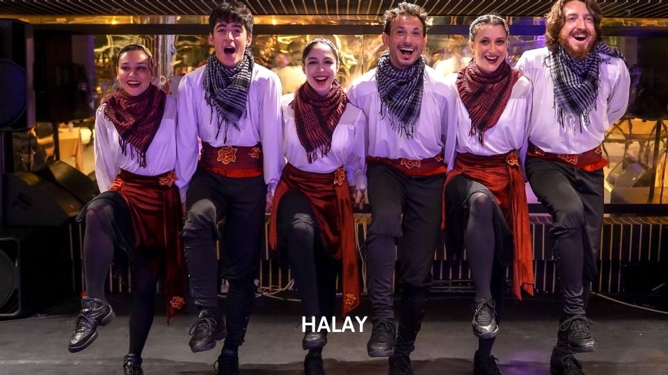 CRAZY SALE 2025 : PRIVATE CLOSE TO SHOW TABLE WITH LARGE MENU - Meeting Point