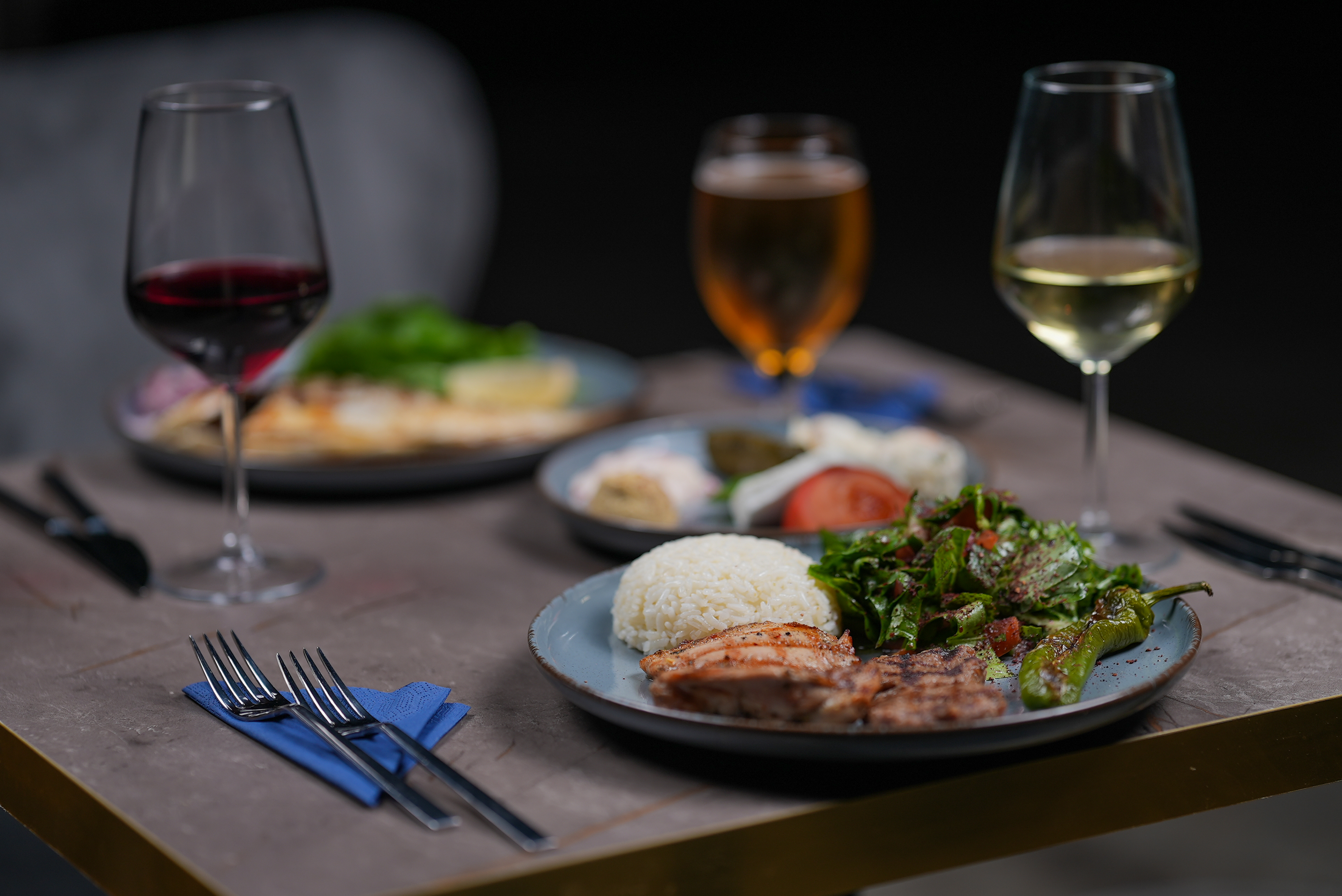 CRAZY SALE 2025 : PRIVATE CLOSE TO SHOW TABLE WITH LARGE MENU - Meeting Point