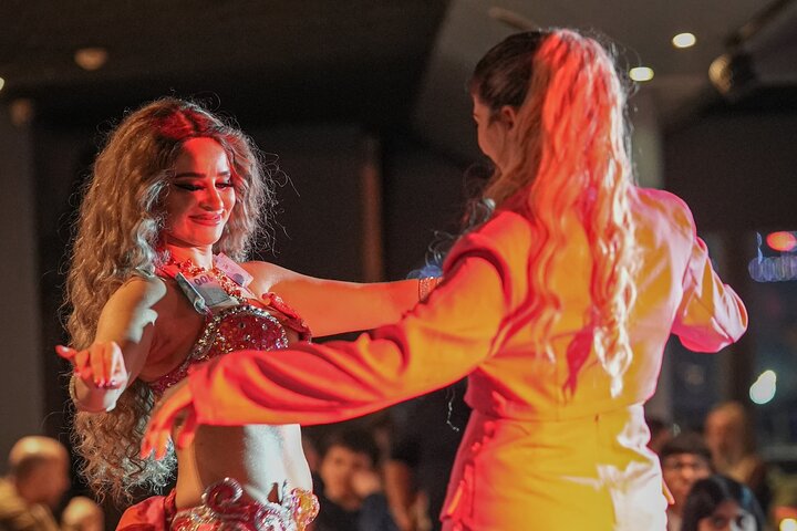 CRAZY SALE 2025 : PRIVATE CLOSE TO SHOW TABLE WİTH ALCOHOL - Meeting Point