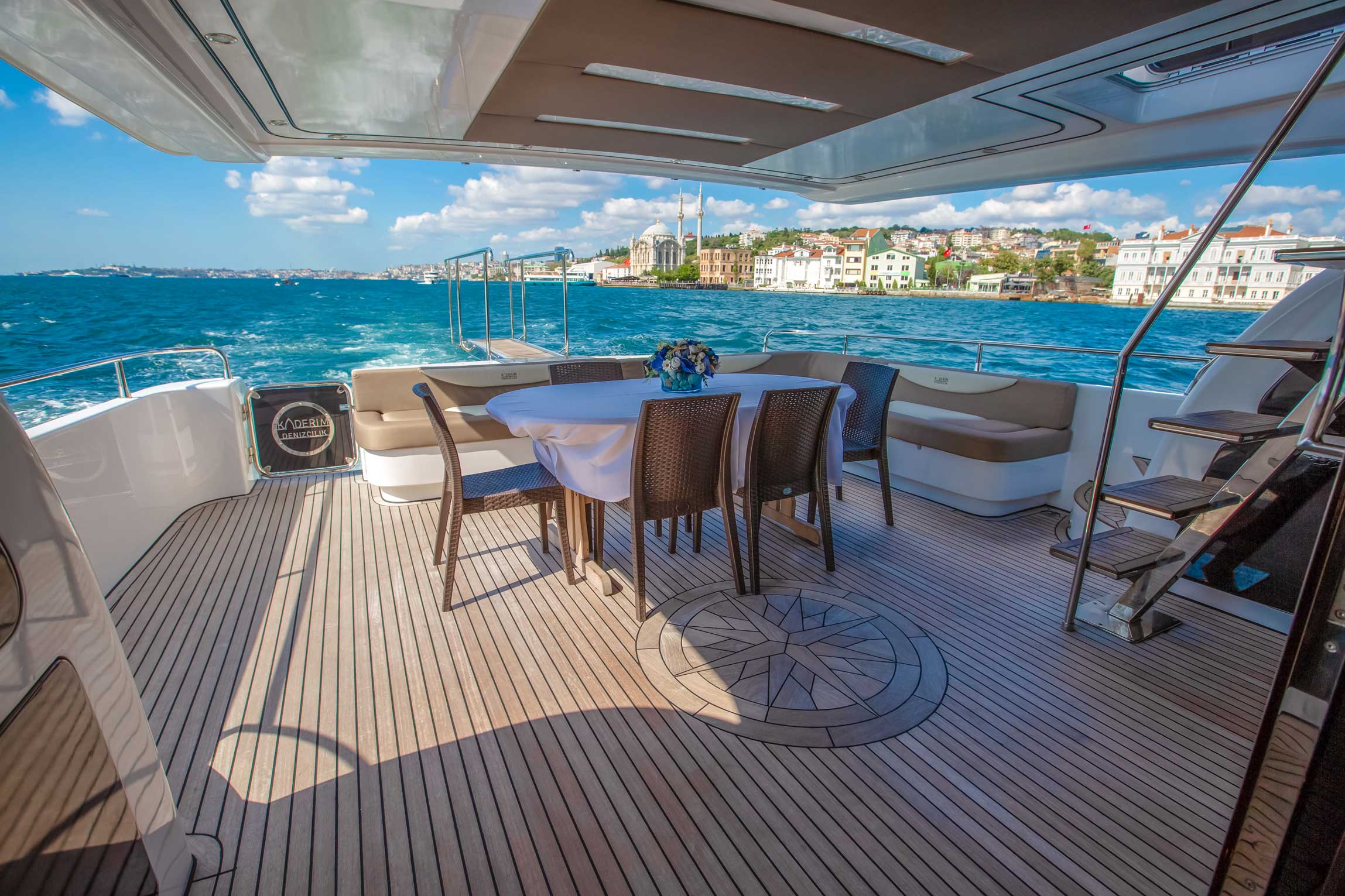 LUXURIOUS PRIVATE YACHT 